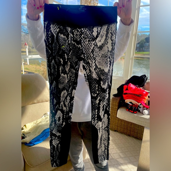 Nike women’s workout leggings. Black and white snake skin pattern. - Picture 1 of 2